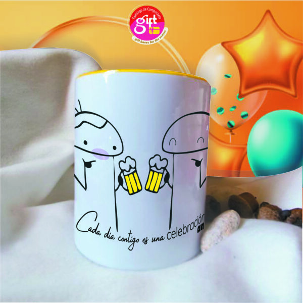 Taza blanca con diseño romántico de pareja y el texto "Cada día contigo es una celebración". Ideal para regalo de amor.